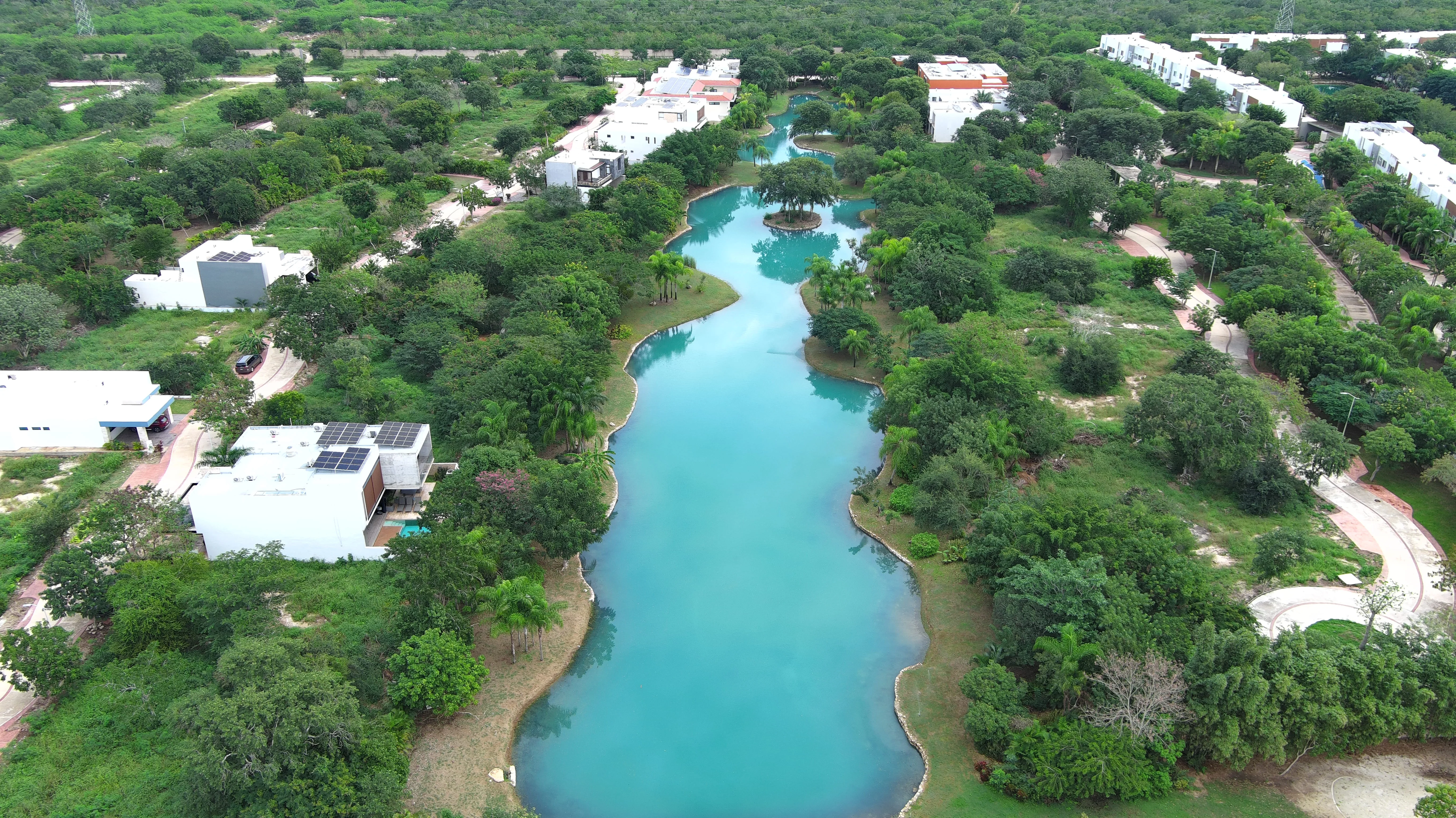 Lago recuperado con agua clara y sana