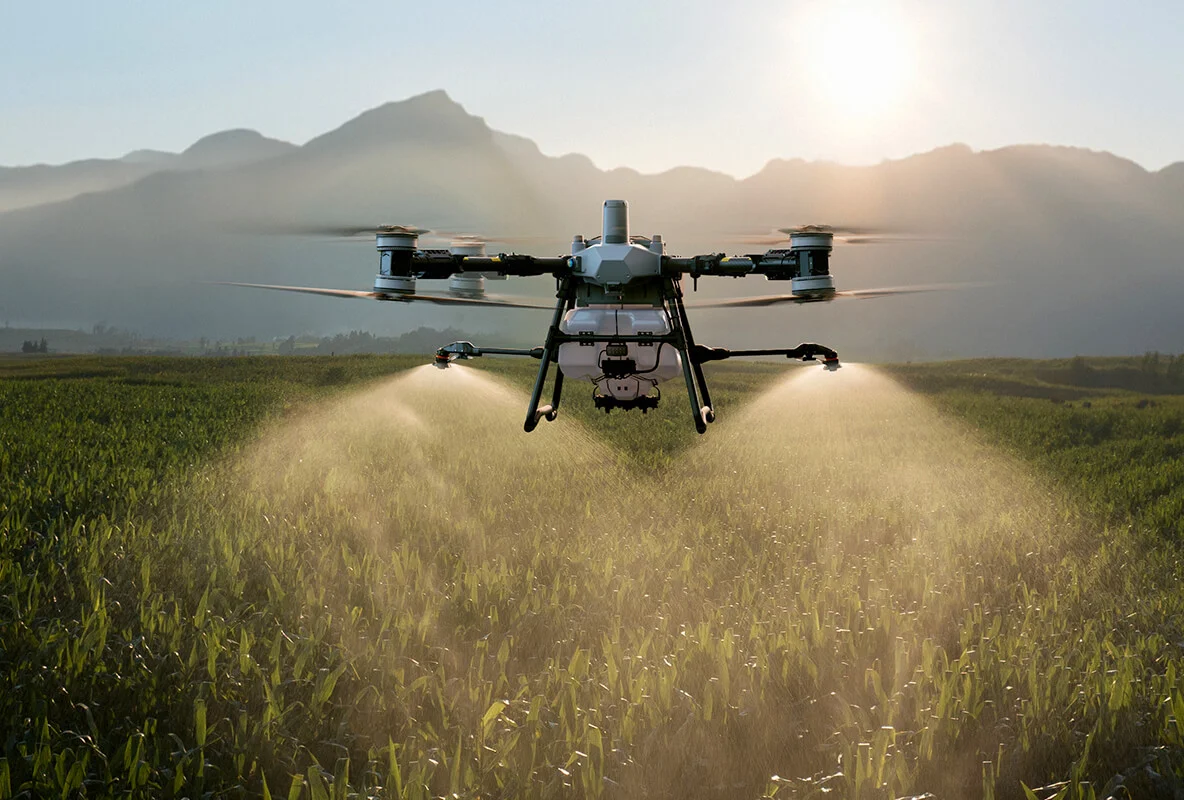 Fumigación con drones en campo agrícola