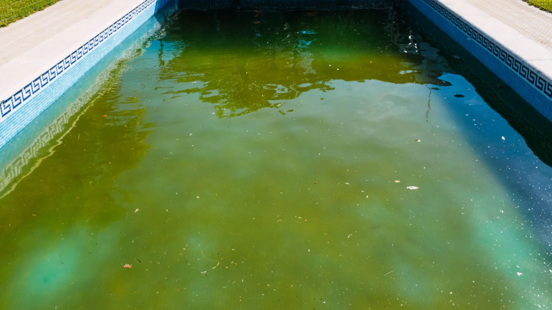 Agua turbia y deteriorada